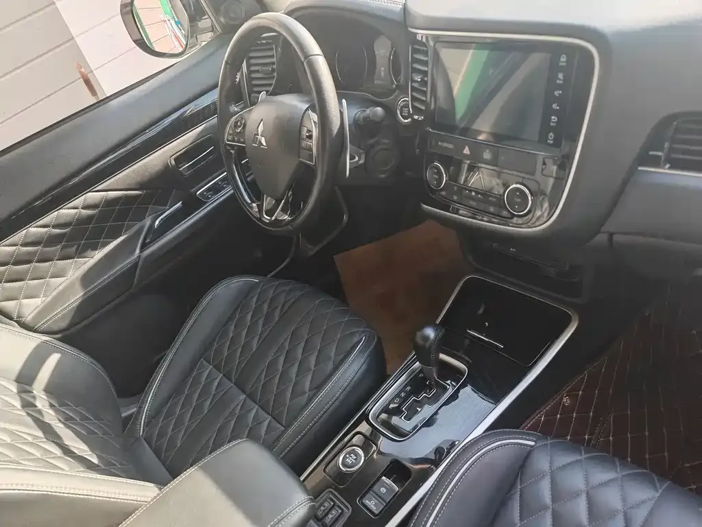 Mitsubishi Outlander — фото 10