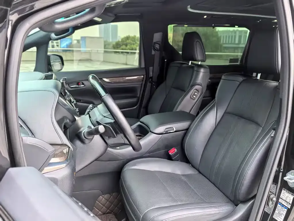 Toyota Alphard — фото 2