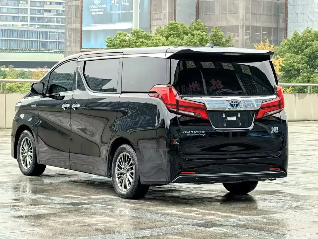 Toyota Alphard — фото 8