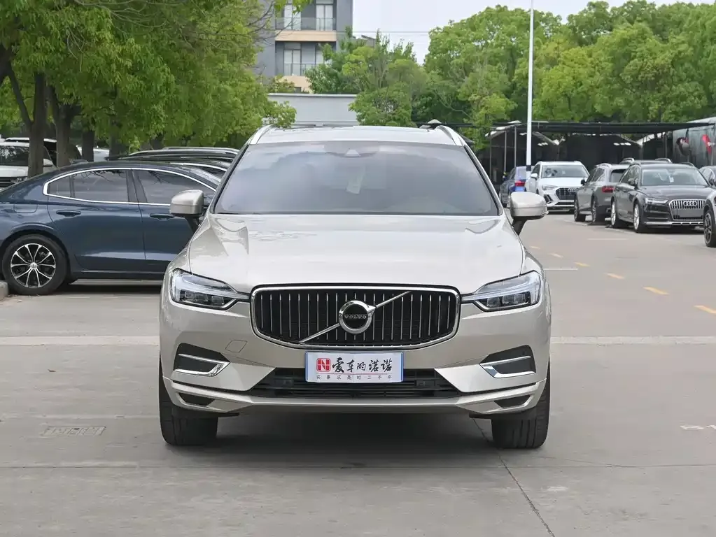 Volvo XC60 — фото 1