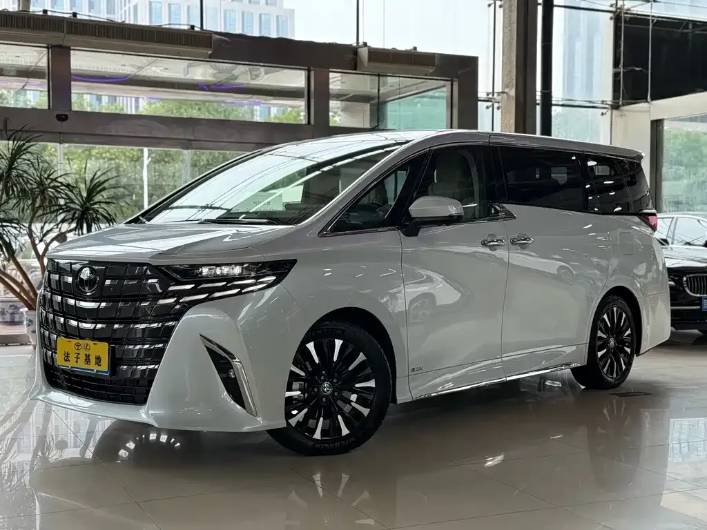 Toyota Alphard — фото 1