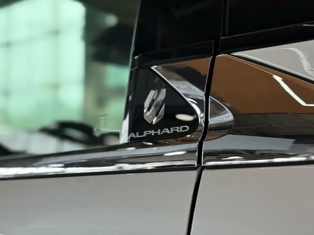 Toyota Alphard — фото 2