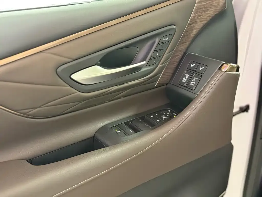 Toyota Alphard — фото 4