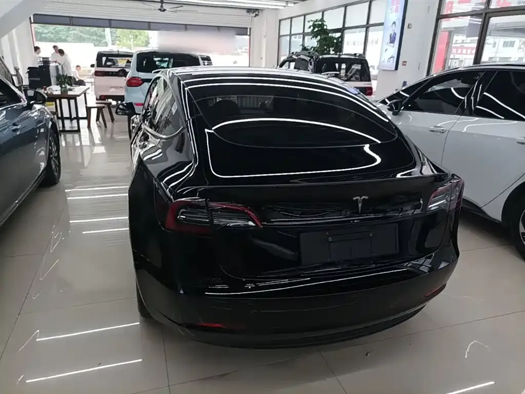 Tesla Model 3 — фото 3