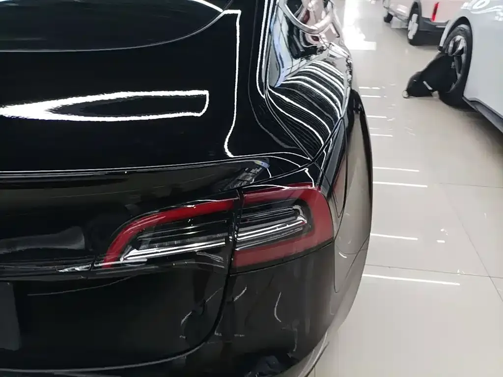 Tesla Model 3 — фото 7