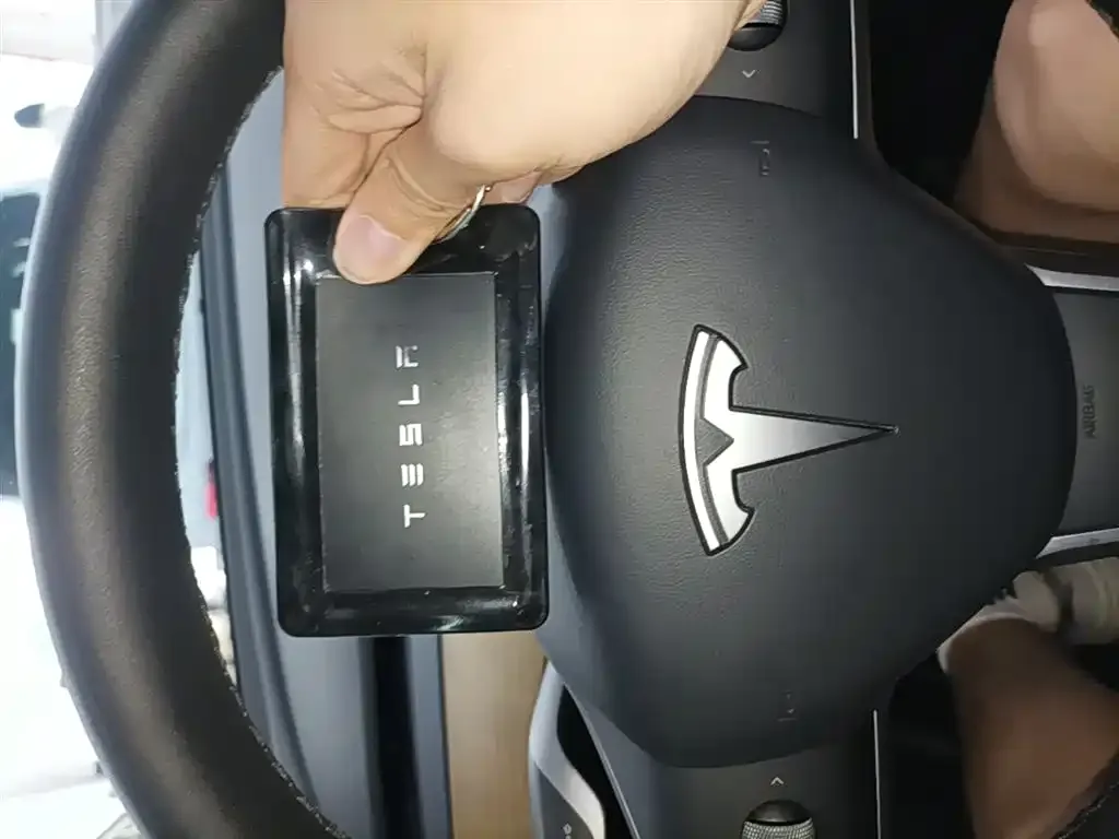 Tesla Model 3 — фото 2