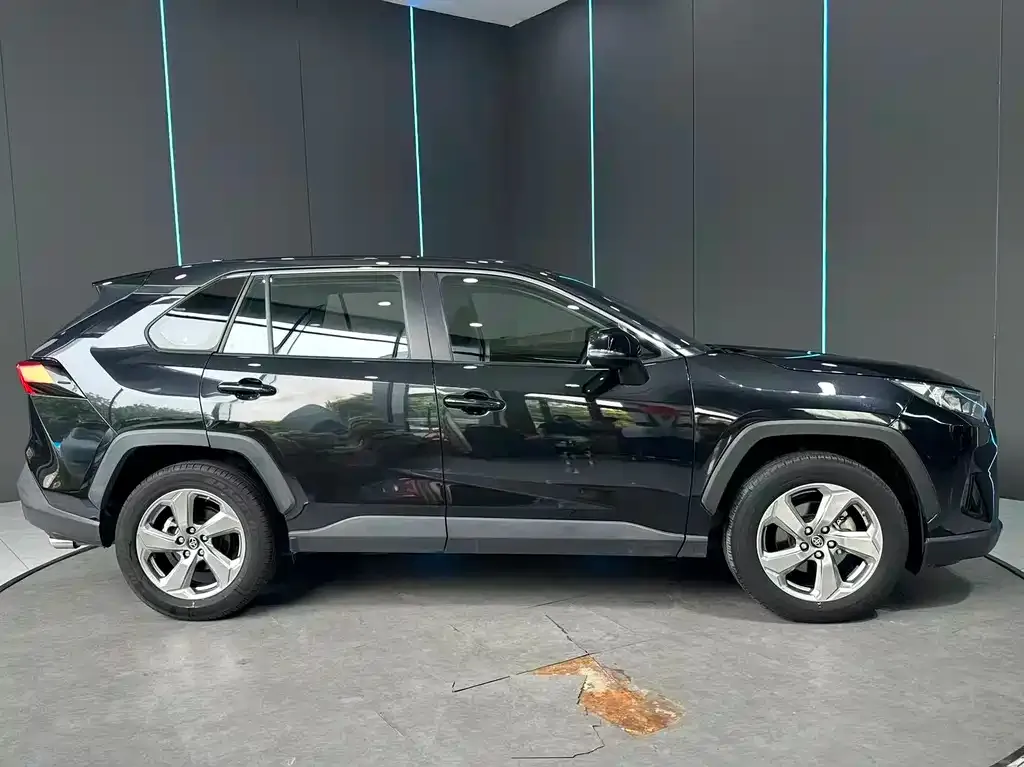 Toyota RAV4 — фото 7