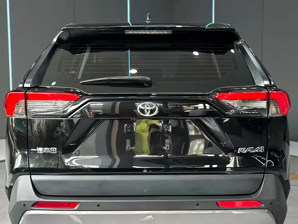 Toyota RAV4 — фото 8