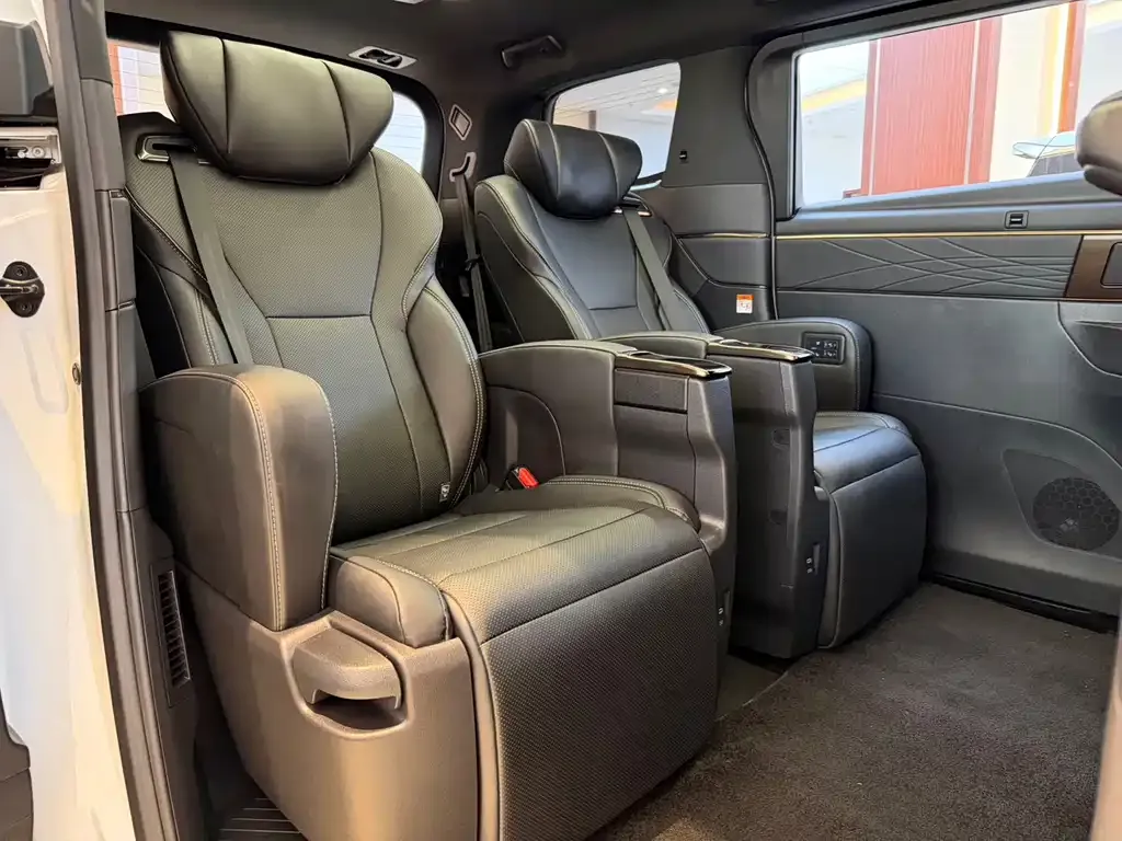 Toyota Alphard — фото 8