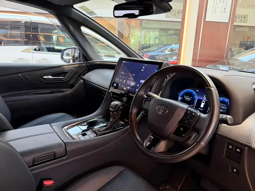 Toyota Alphard — фото 10