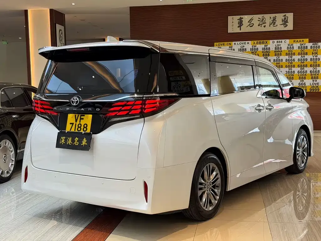Toyota Alphard — фото 9