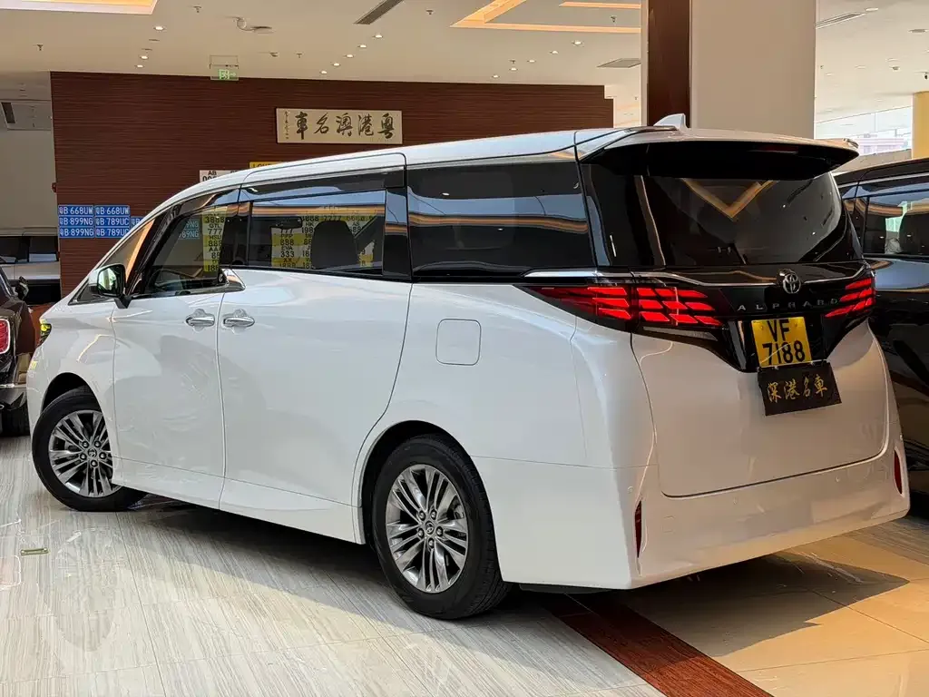 Toyota Alphard — фото 7