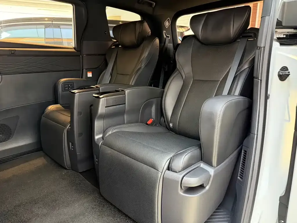 Toyota Alphard — фото 3