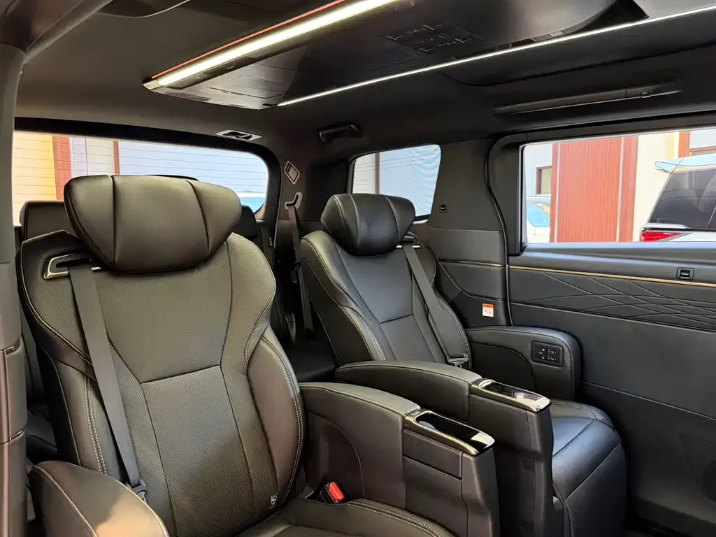 Toyota Alphard — фото 2