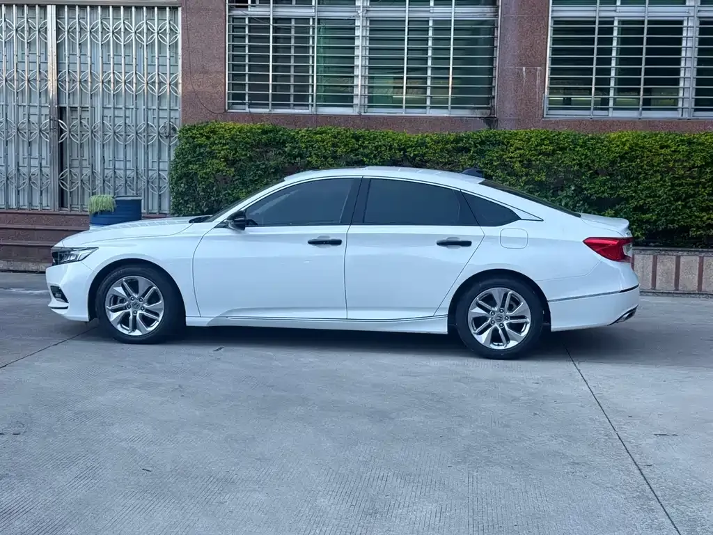 Honda Accord — фото 10