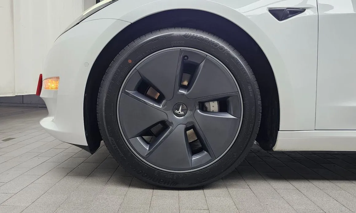Tesla Model 3 — фото 10
