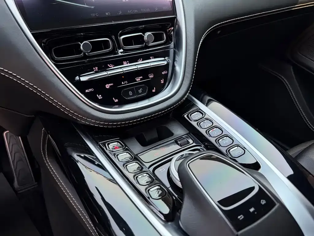 Aston Martin DBX 2021 из CN, фото 2