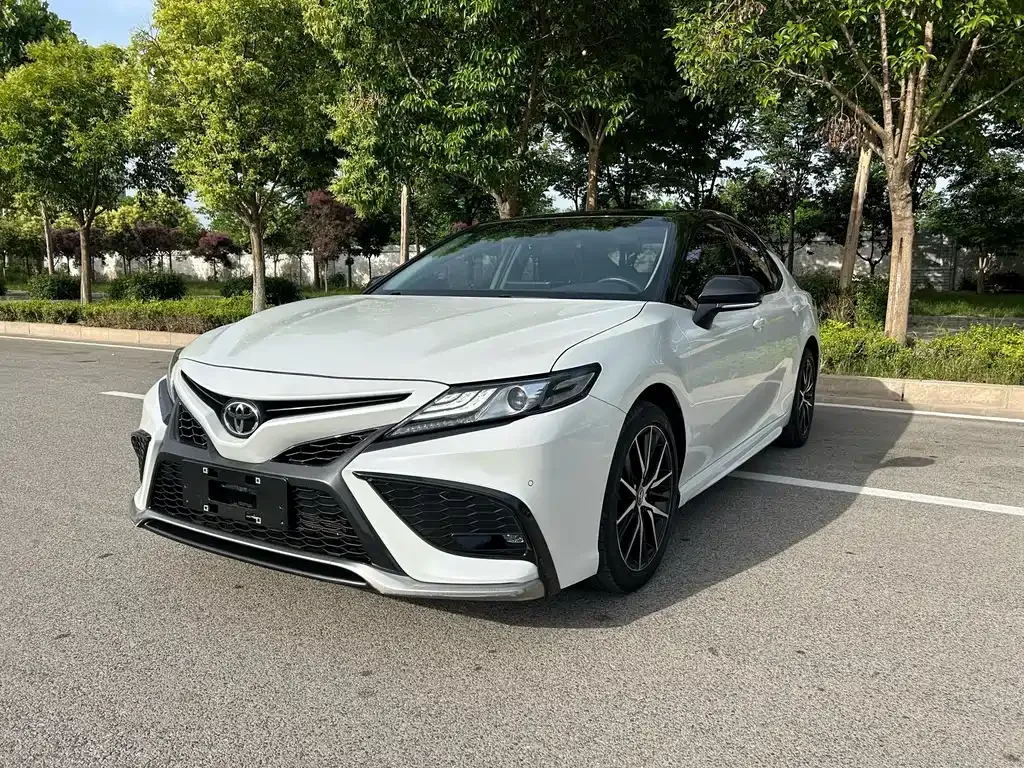Toyota Camry — фото 1