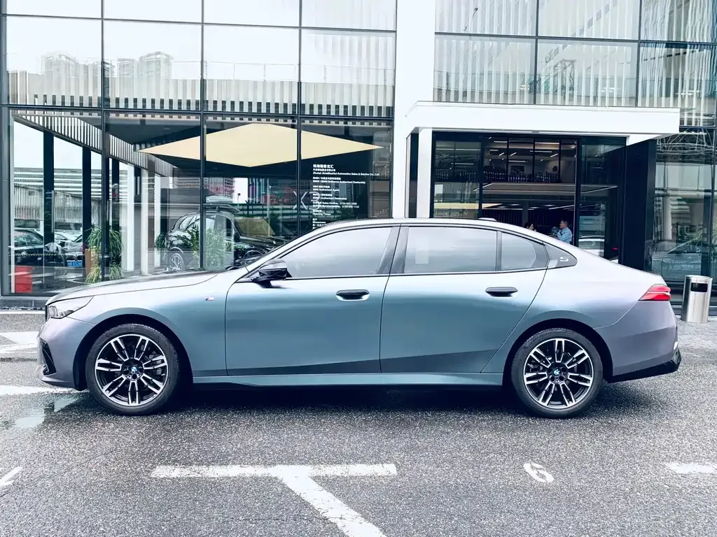 BMW 5 Series — фото 10