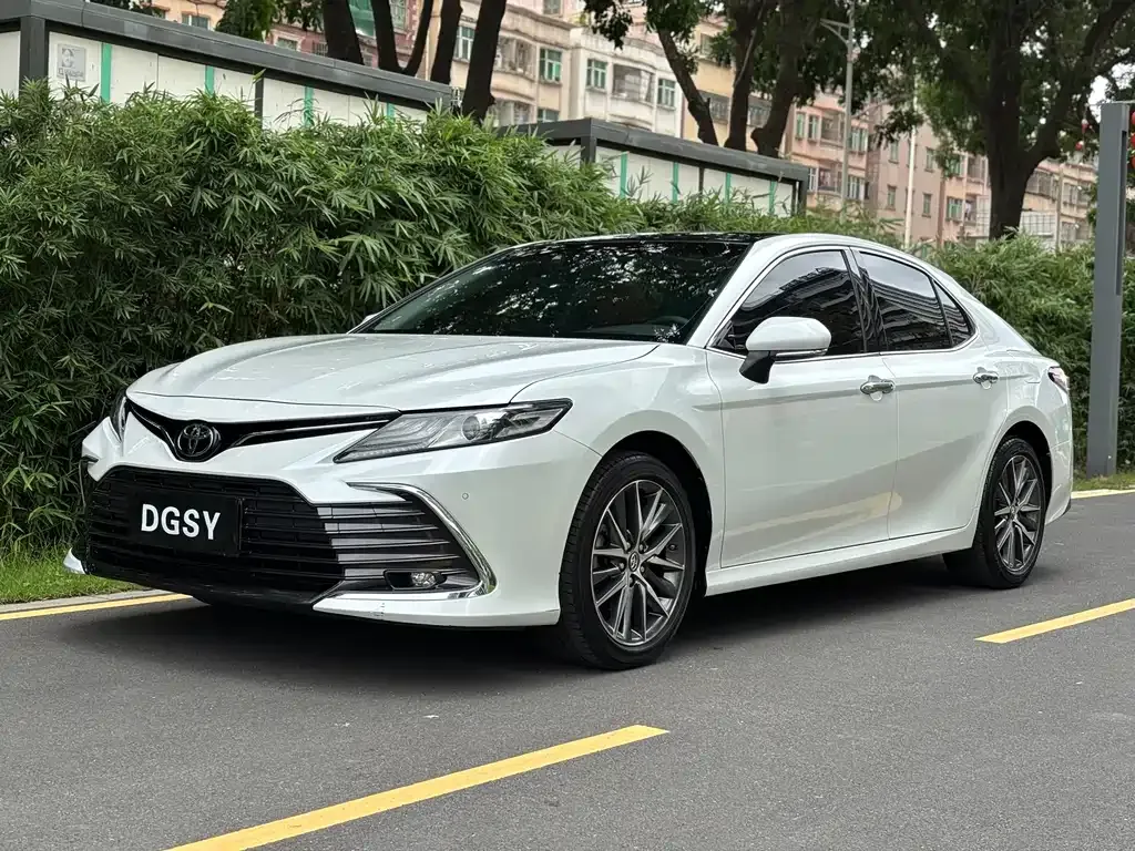 Toyota Camry — фото 1