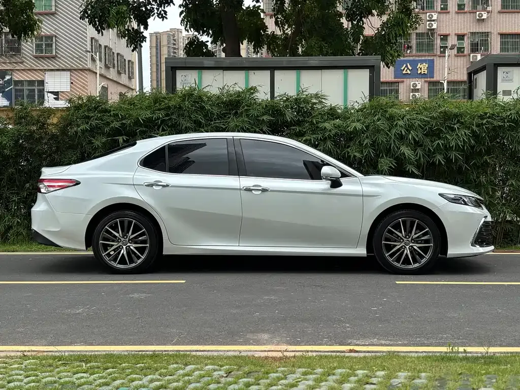 Toyota Camry — фото 10