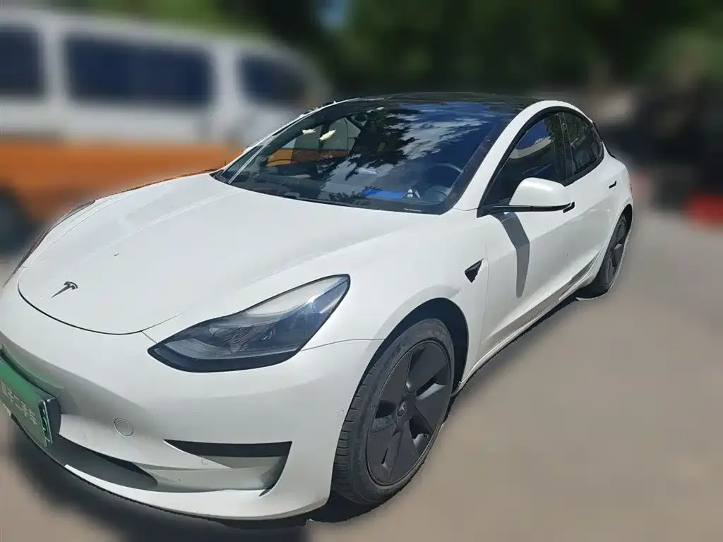 Tesla Model 3 — фото 1