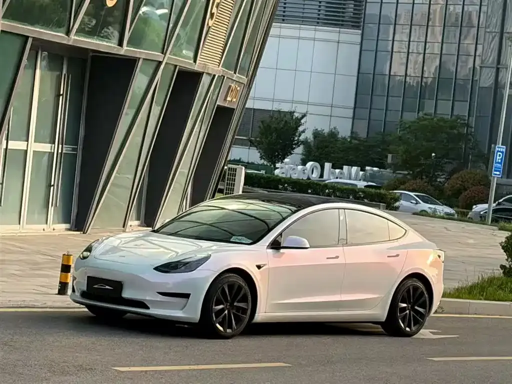 Tesla Model 3 — фото 1