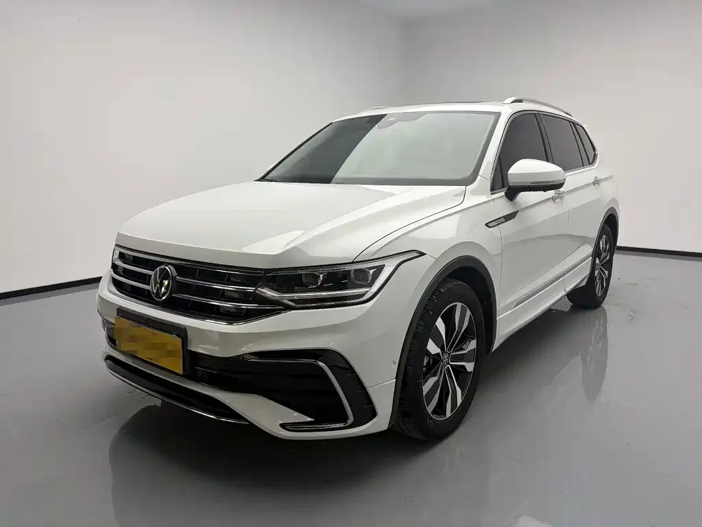 Volkswagen Tiguan L — фото 1
