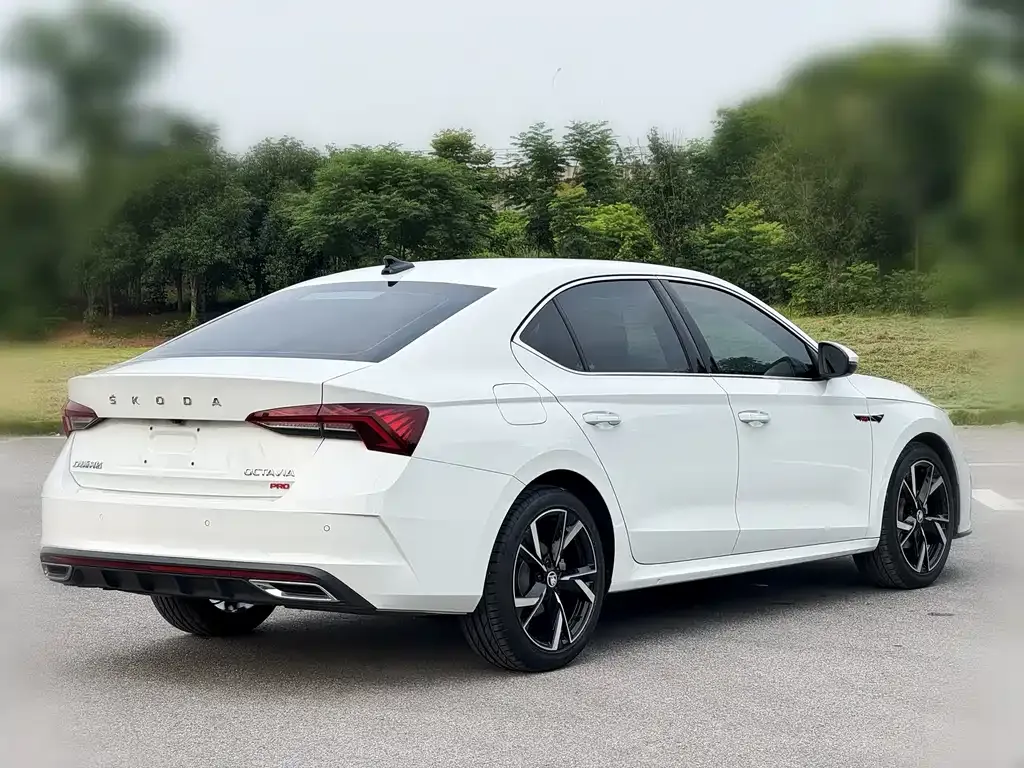 Skoda Octavia — фото 2