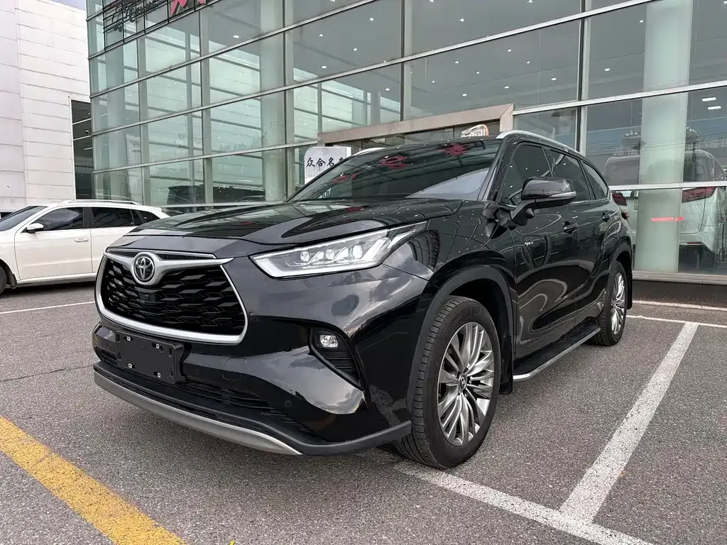 Toyota Highlander — фото 1