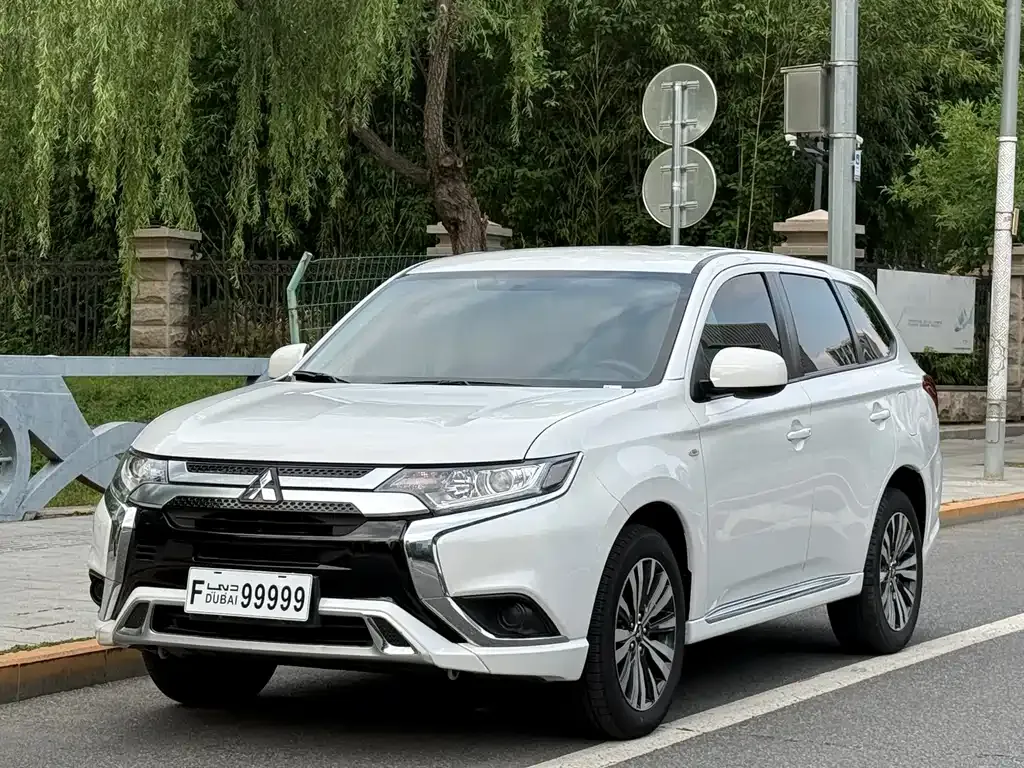 Mitsubishi Outlander — фото 1