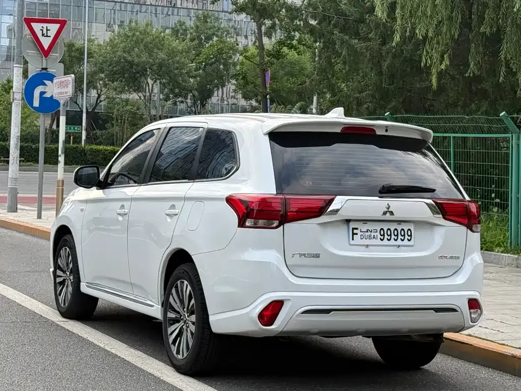 Mitsubishi Outlander — фото 8