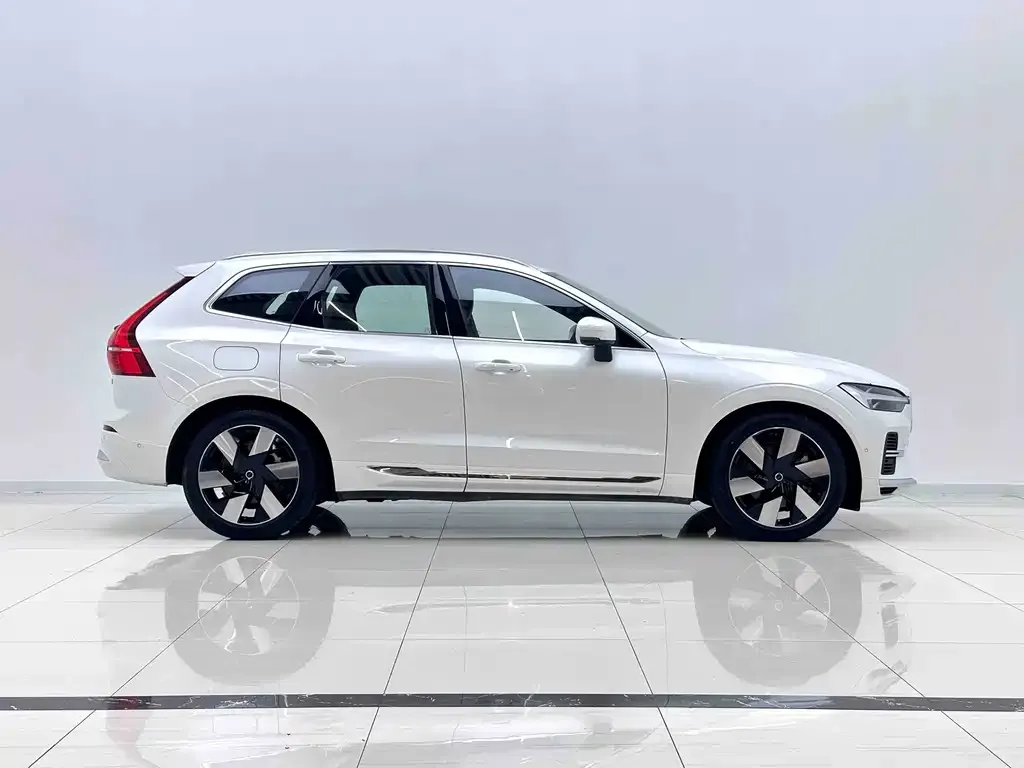 Volvo XC60 PHEV — фото 7