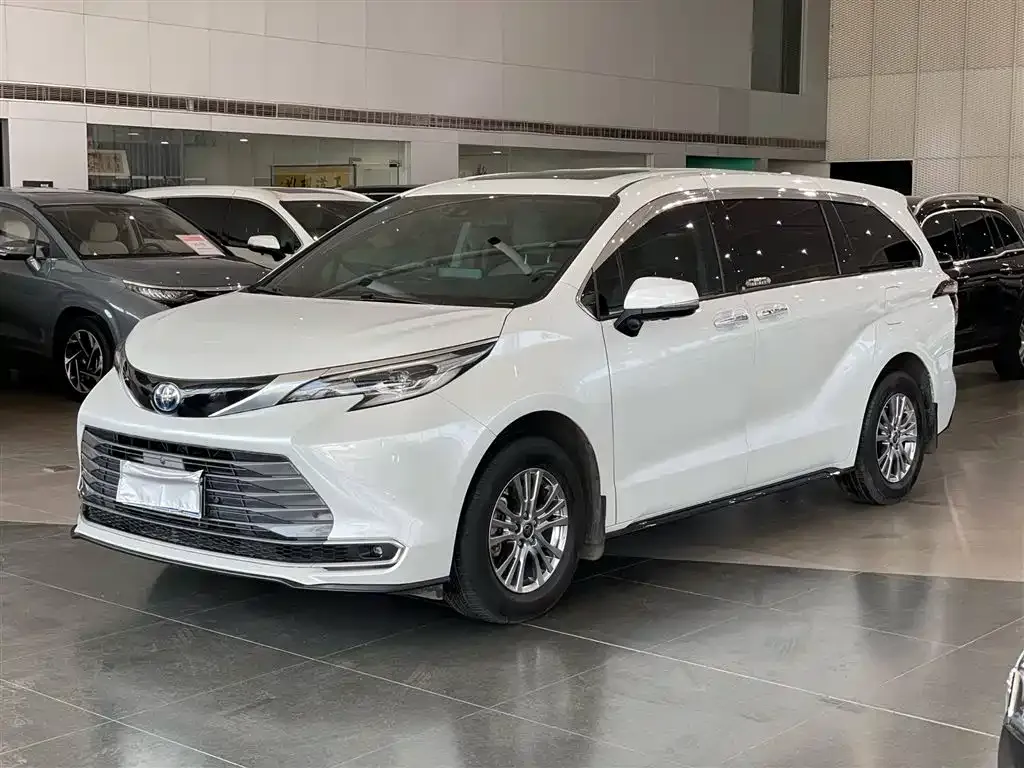 Toyota Sienna — фото 1
