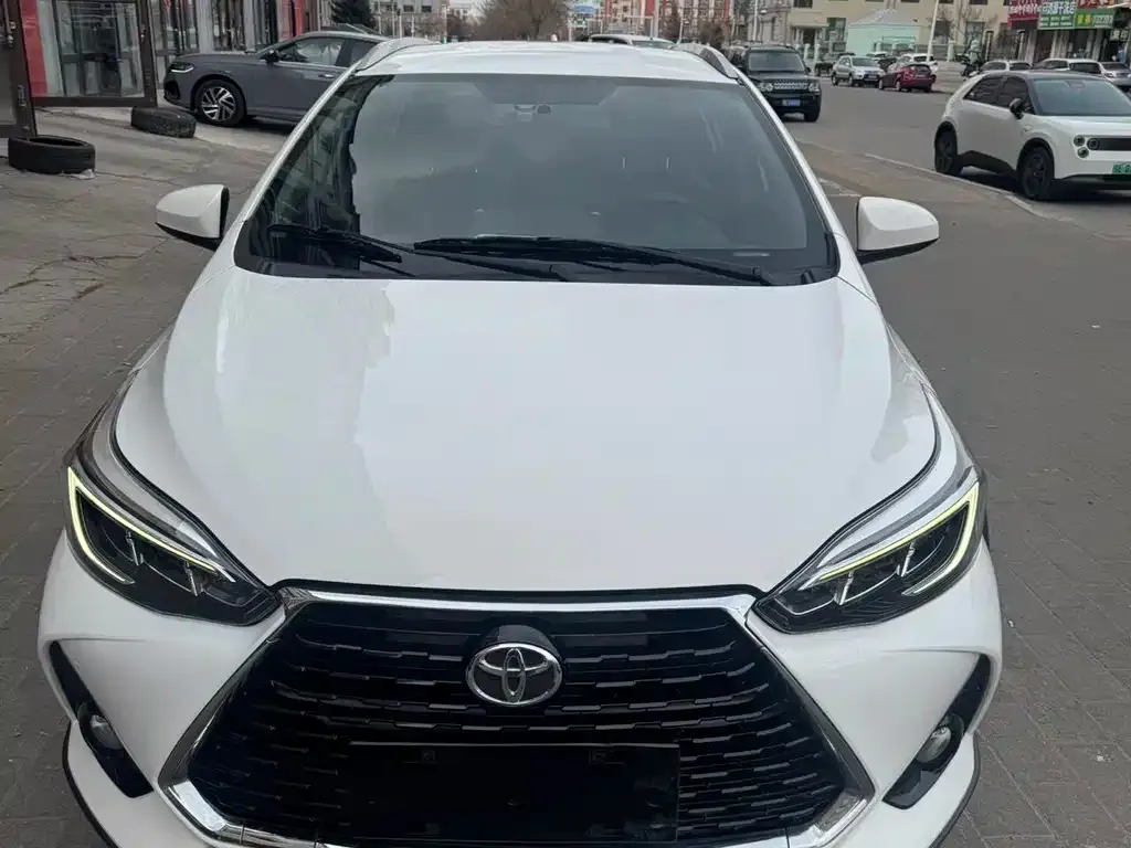 Toyota Yaris L — фото 1