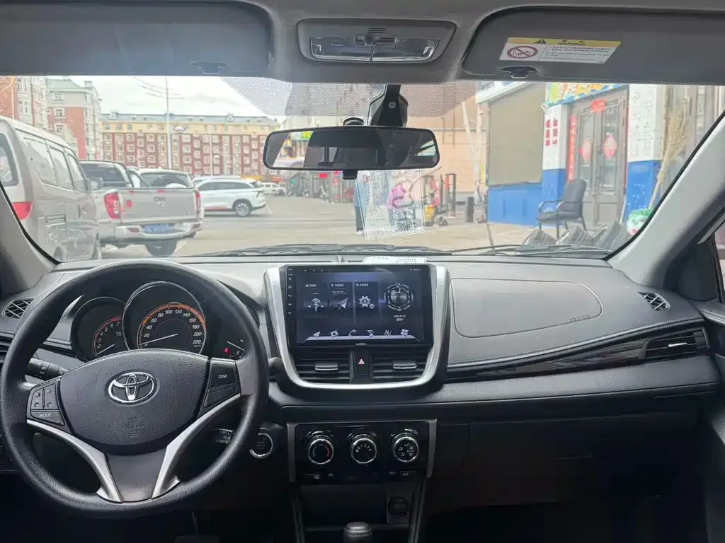 Toyota Yaris L — фото 2