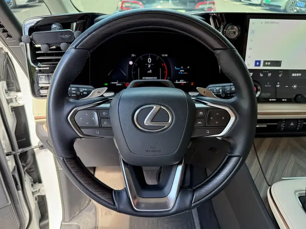 Lexus LM — фото 5