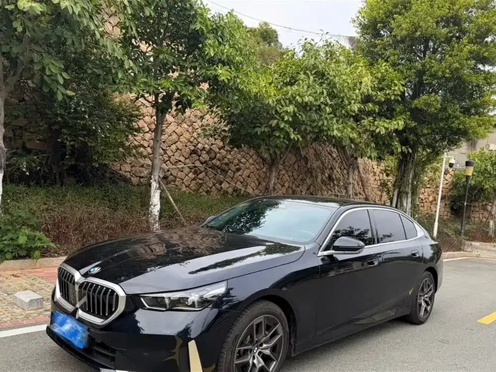 BMW 5 Series — фото 1