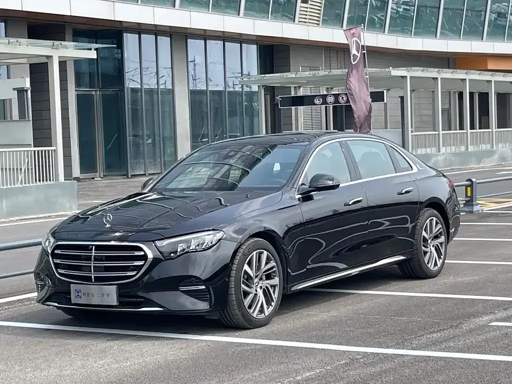 Mercedes-Benz E-Class — фото 1