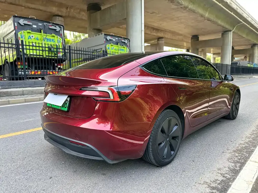 Tesla Model 3 — фото 9