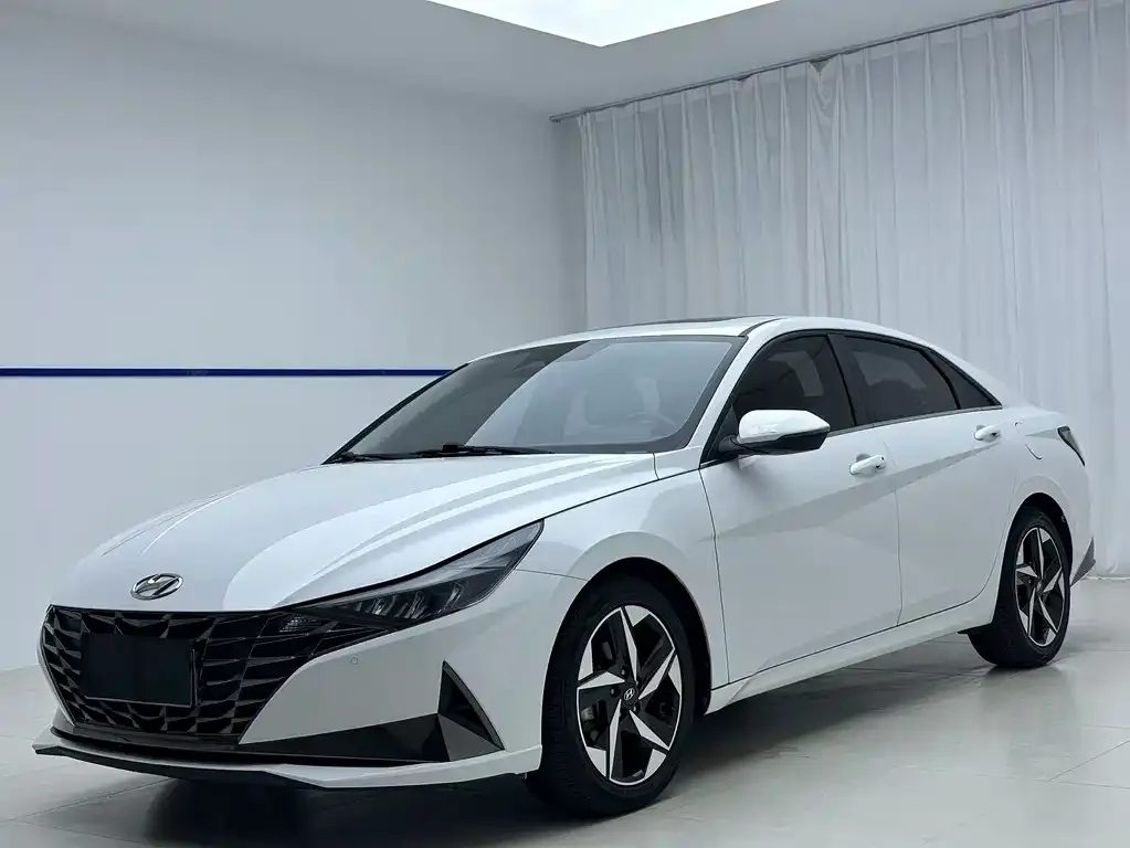 Hyundai Elantra — фото 1