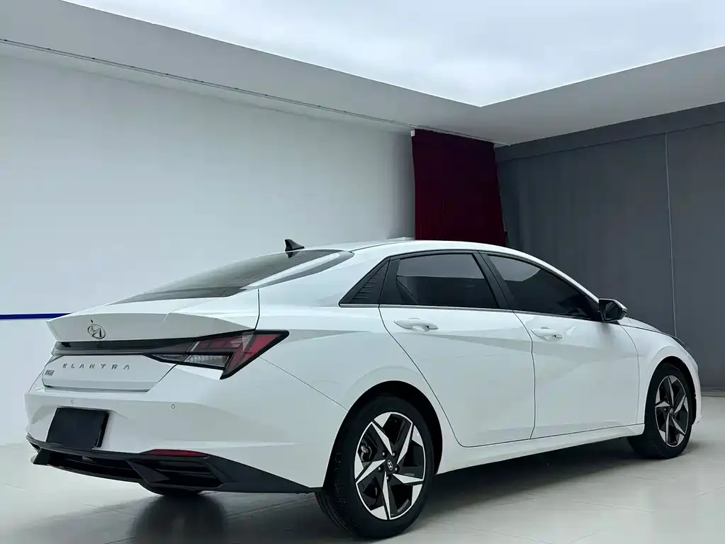 Hyundai Elantra — фото 5