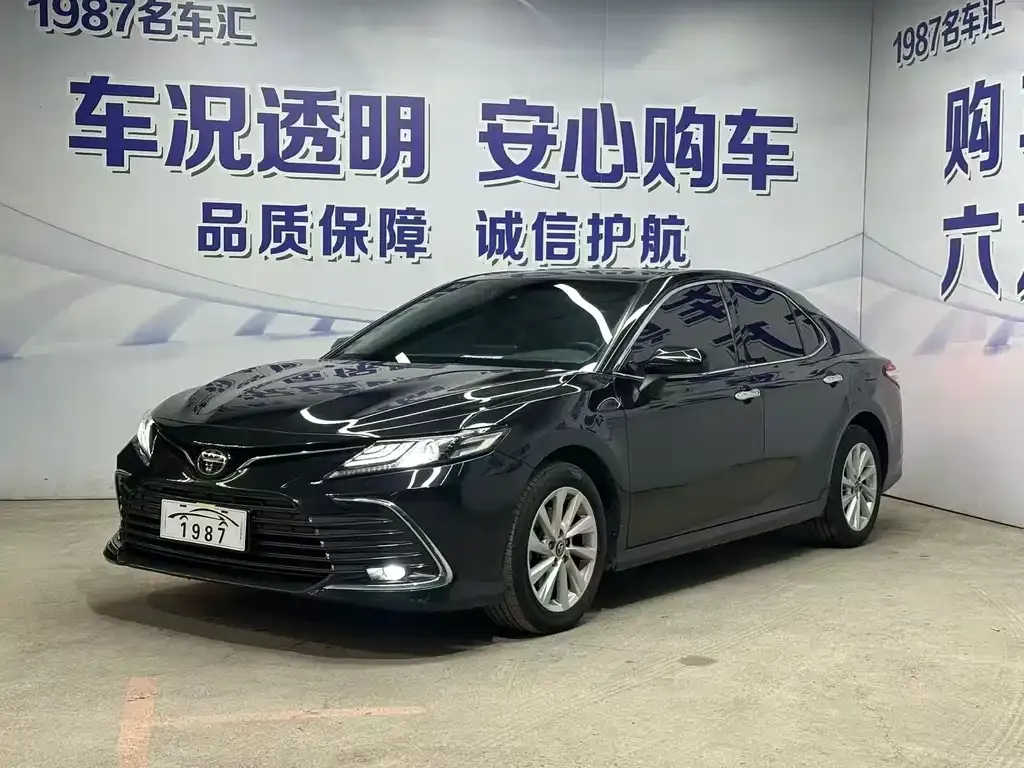 Toyota Camry — фото 1