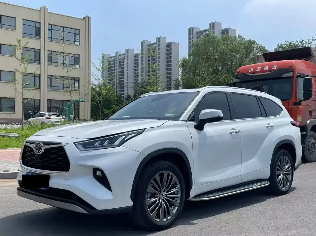 Toyota Highlander — фото 1