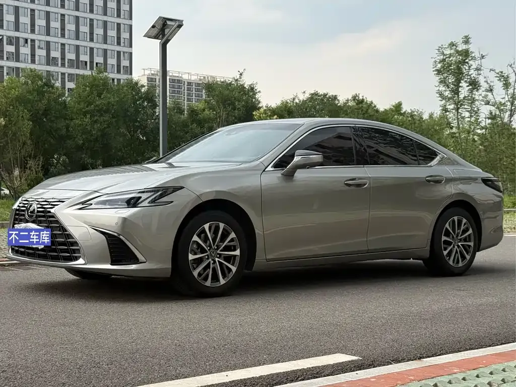 Lexus ES — фото 1