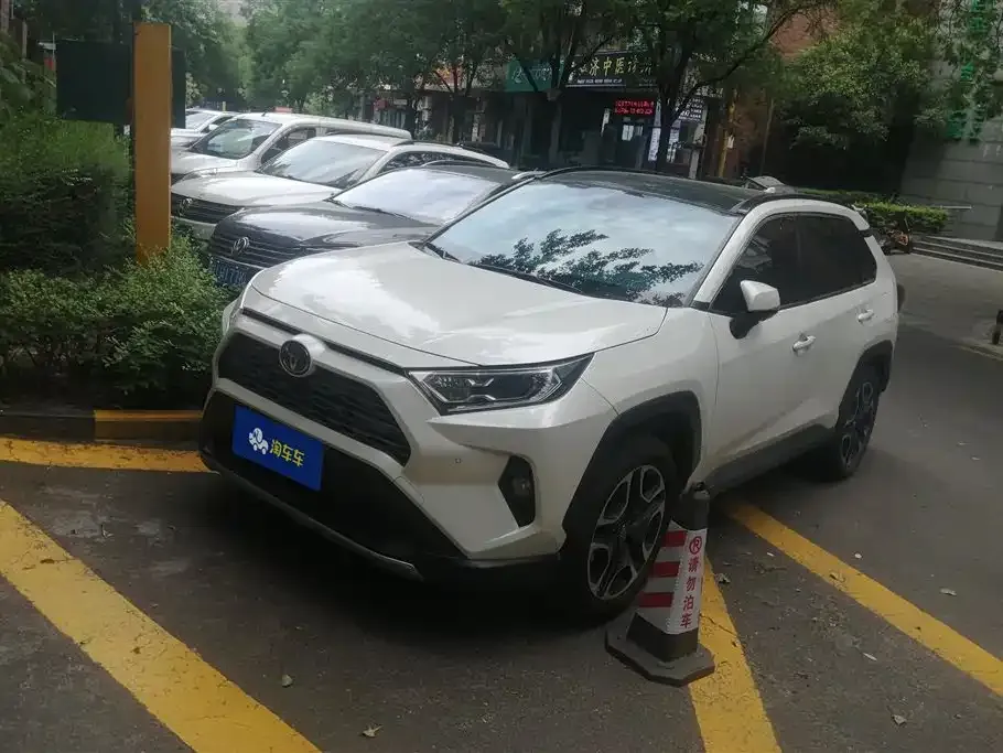 Toyota RAV4 — фото 1