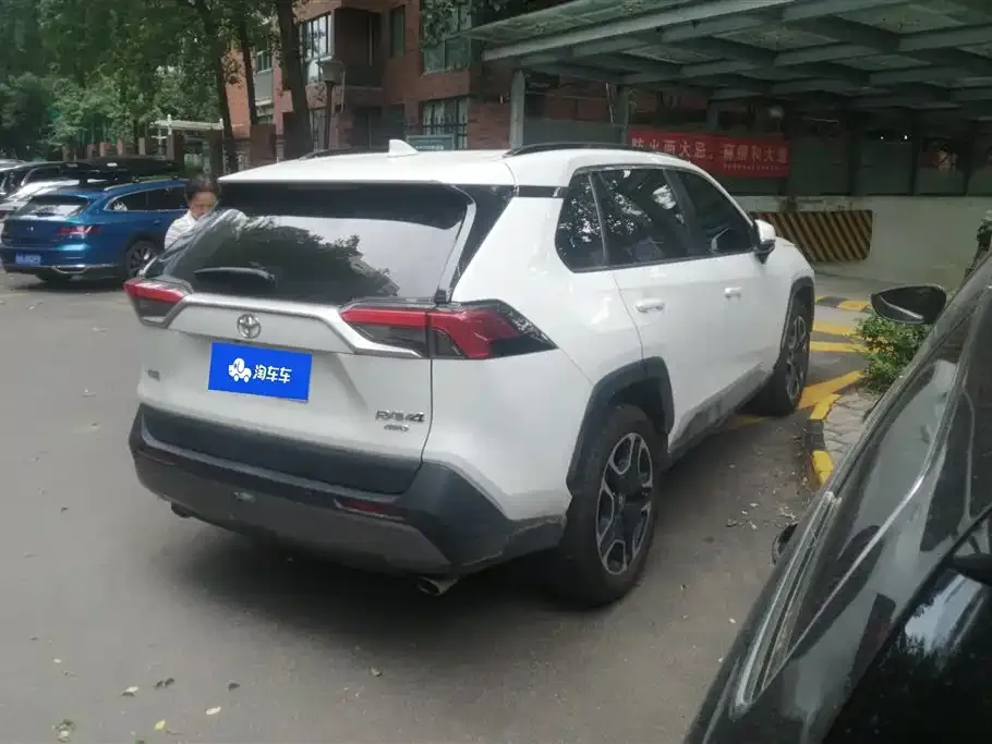 Toyota RAV4 — фото 5