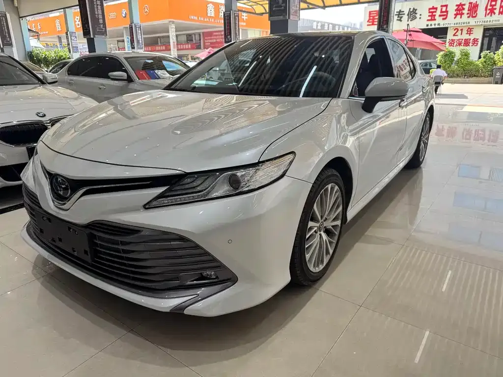 Toyota Camry — фото 1