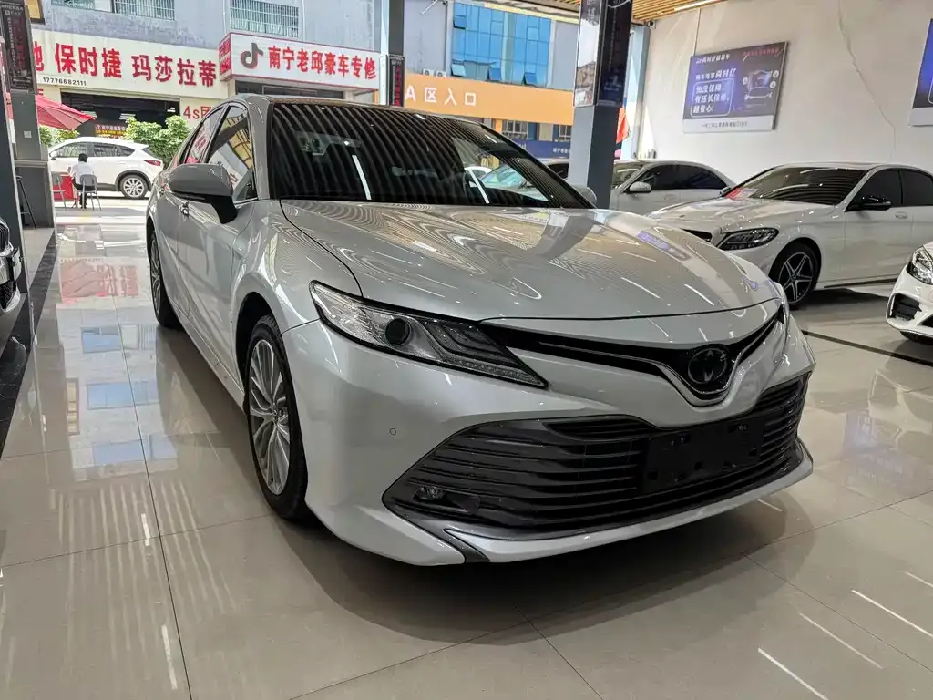 Toyota Camry — фото 5