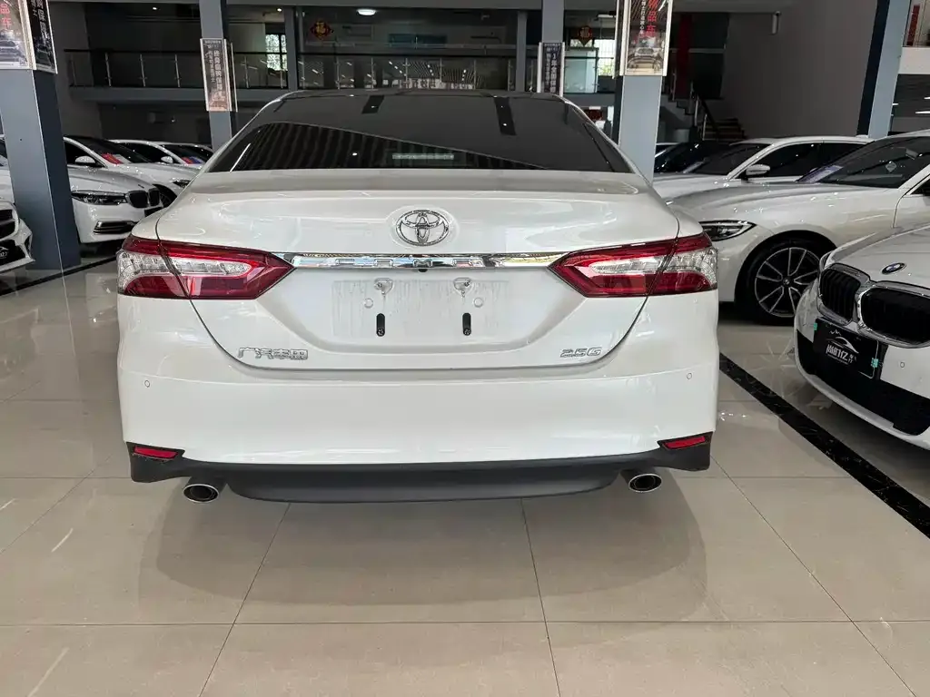 Toyota Camry — фото 3